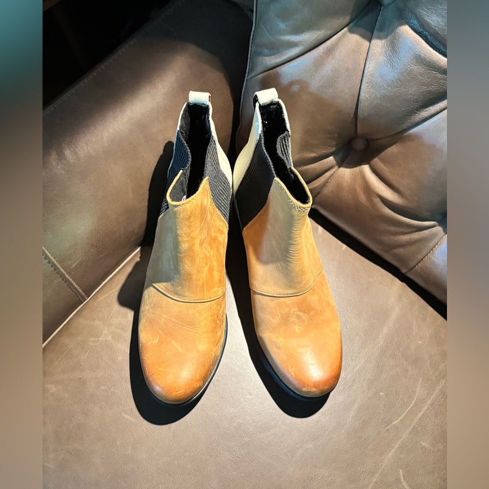 *NEW* Sorel Women's Tan Leather Wedge Chelsea Boots with Black Elastic - Picture 2 of 7